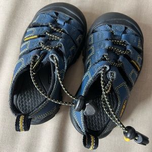 Kids size 8 Keen sandals. Navy blue.